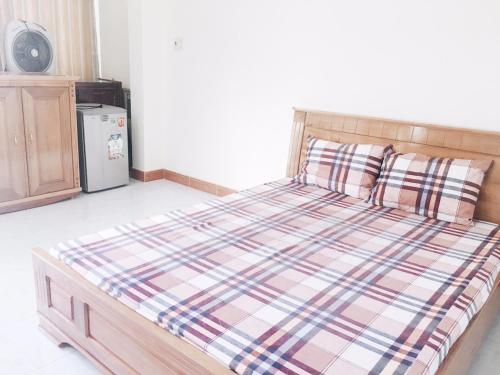 - un lit avec une couverture et des oreillers en tresse dans l'établissement Chang Homestay, à Nha Trang