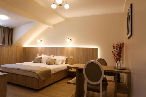 1 dormitorio con 1 cama y escritorio con silla en Reve Mariage en Bucarest