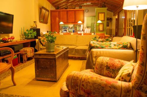 ein Wohnzimmer mit einem Sofa und einem Tisch in der Unterkunft Venetula's Mansion in Kastoria