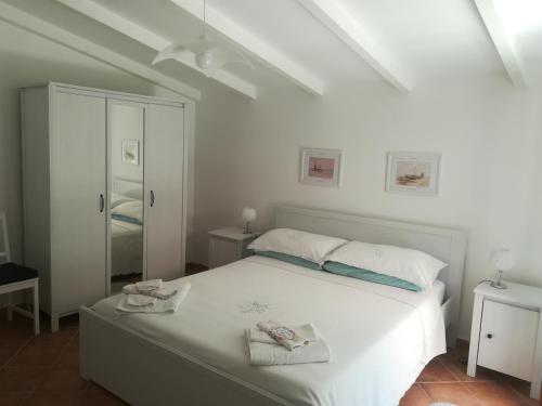 Un pat sau paturi într-o cameră la Villino L'Aranceto Sorrentino