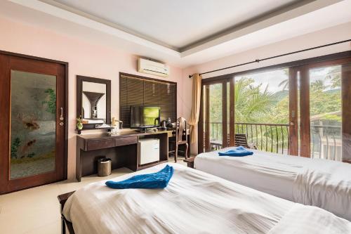 Habitación de hotel con 2 camas y balcón en Koh Tao Regal Resort - SHA Plus, en Ko Tao