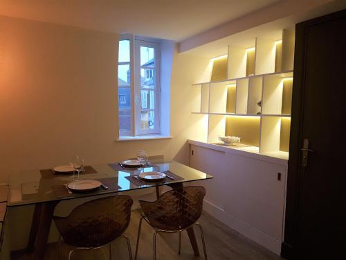 une salle à manger avec une table et des chaises et une fenêtre dans l'établissement Duplex 50 m2 au pied des planches, à Trouville-sur-Mer