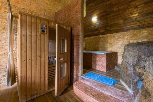 Cette chambre est dotée d'un sauna et d'un mur en briques. dans l'établissement Koh Tao Regal Resort - SHA Plus, à Koh Tao