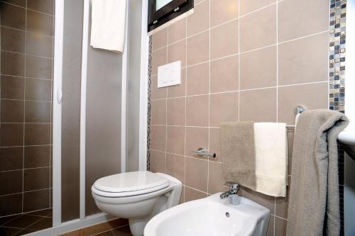 a small bathroom with a toilet and a sink at B&B Vista Gallipoli in Alezio