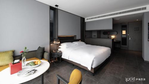 Una cama o camas en una habitación de The Lucid Hangzhou XiXi Wetland Hotel