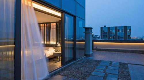 Un balcón o terraza en The Lucid Hangzhou XiXi Wetland Hotel