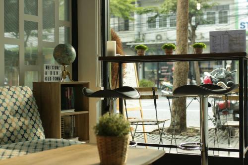 a room with a table and chairs and a window at Arun Old Town in Bangkok