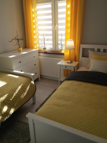 Ένα ή περισσότερα κρεβάτια σε δωμάτιο στο Apartament FAMILY- klimatyzacja