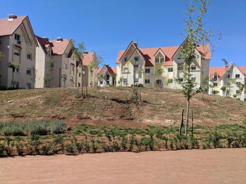 una fila de casas en la cima de una colina en Bel appartement à Ifrane en Ifrane