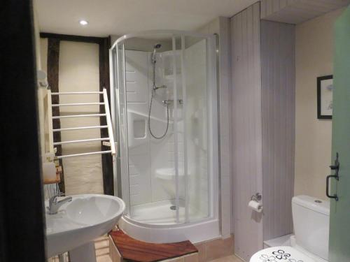 une salle de bain avec douche et lavabo dans l'établissement Michouat, à Vidou