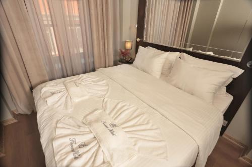 Postel nebo postele na pokoji v ubytování Ferman Pera Hotel