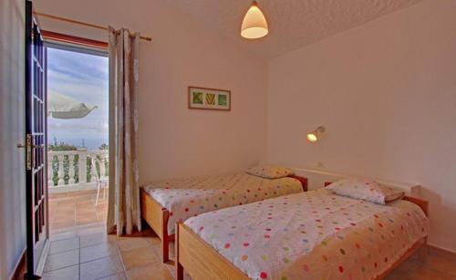 a bedroom with two twin beds and a balcony at Casitas Vista Valle Bajo in El Paso
