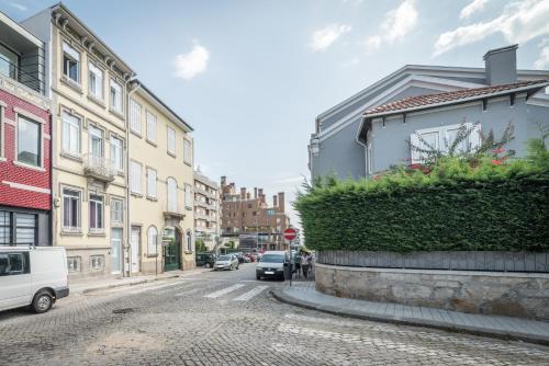 uma rua numa cidade com edifícios e carros em SwissPorto Guest House em Porto