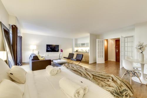 Una gran sala de estar con un sofá y una mesa. en Stylish Loft in Saint-Germain Des Près, en París