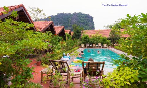 une piscine dans un complexe hôtelier avec des gens qui y nagent dans l'établissement Tam Coc Garden Homestay, à Ninh Binh