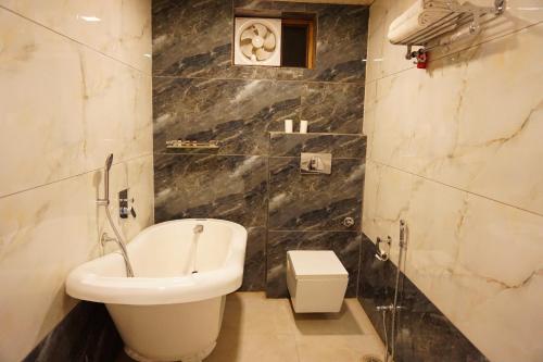 y baño con aseo blanco y lavamanos. en Nirvana Home, en Jodhpur