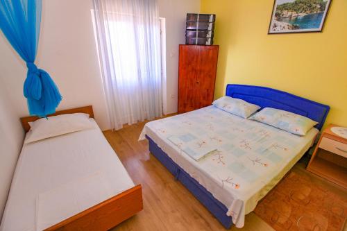 ein kleines Schlafzimmer mit einem blauen Bett und einer Matratze in der Unterkunft Robinson Olympos in Gdinj