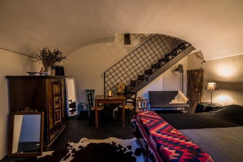 マッサ・ルブレンセにあるVilla Cangianiのベッドルーム1室(ベッド1台付)、