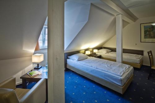 シュヴェリーンにあるWeinhaus Wöhlerのベッド2台と窓が備わるホテルルームです。