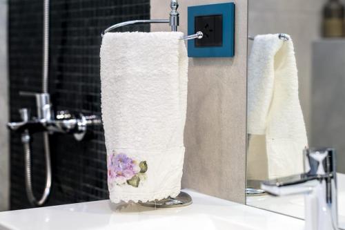 a towel rack with towels on a sink in a bathroom at Studio Belgrano in San Carlos de Bariloche