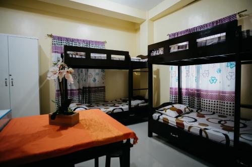 Litera o literas de una habitación en Sleepadz - Capsule Beds Dormitel in Magsaysay Ave Naga