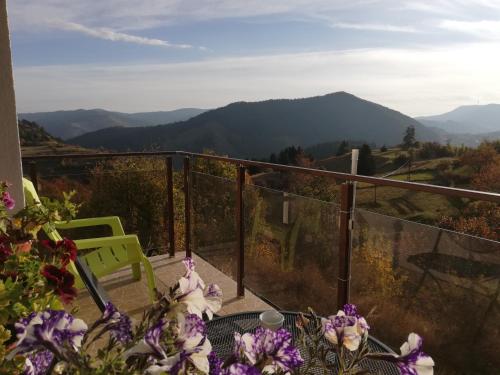 einen Balkon mit einem Tisch und Bergblick in der Unterkunft Guest House Panorama in Gela