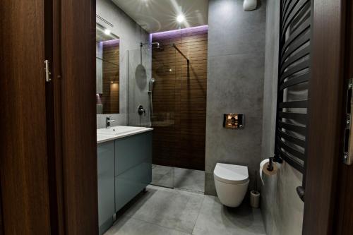 een badkamer met een toilet en een wastafel bij JAB Apartments Panoramika Business & Family in Szczecin