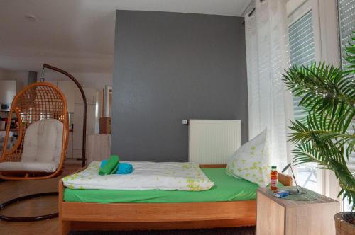 1 dormitorio con 1 cama en una habitación con ventana en Ferienwohnung Keull en Coesfeld