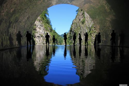 a group of people standing under a bridge at Setoguchi in Tokamachi