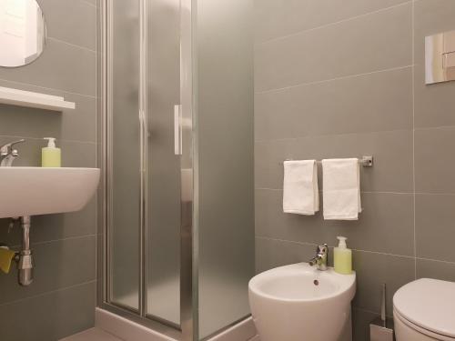 La salle de bains est pourvue d'une douche, de toilettes et d'un lavabo. dans l'établissement Rifinito bilocale in centro, Casa Verdi, 2° Piano, à Bagheria