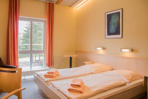 ein Schlafzimmer mit einem Bett mit Handtüchern darauf in der Unterkunft Haus Grillensee in Naunhof
