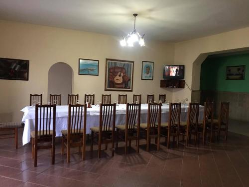 ein Esszimmer mit einem langen Tisch und Stühlen in der Unterkunft Hotel Belvedere in Pogradec