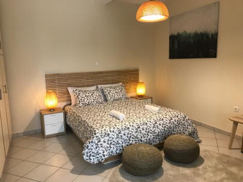 a bedroom with a bed with two lamps and two stools at Flight Apartments Airport by Airstay in Sp&aacute;ta