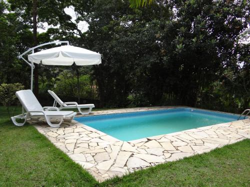 The swimming pool at or close to Chalé Rancho Aratama