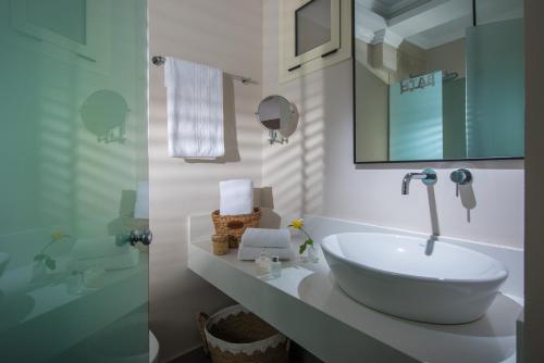 Bilik mandi di Notos Heights Hotel & Suites