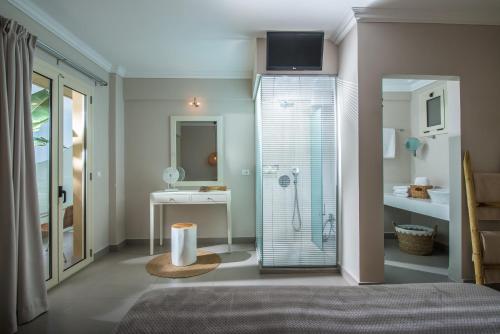 Televisyen dan/atau pusat hiburan di Notos Heights Hotel & Suites