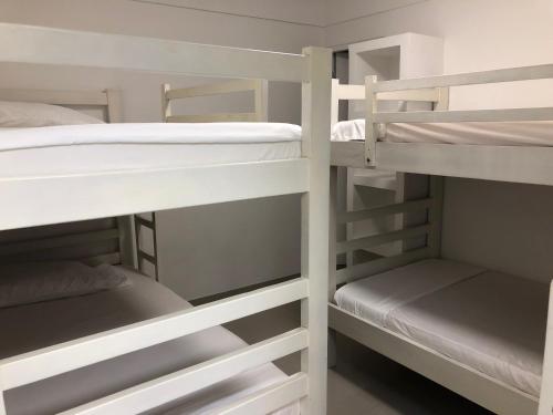 Poschodová posteľ alebo postele v izbe v ubytovaní Sashii Hostel & Boutique.