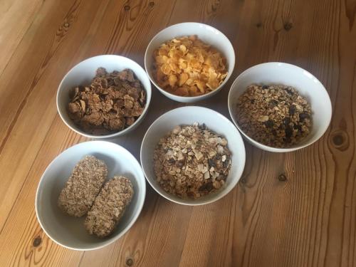 een groep van vier kommen gevuld met verschillende soorten noten bij Greenbank Bed & Breakfast in Montrose