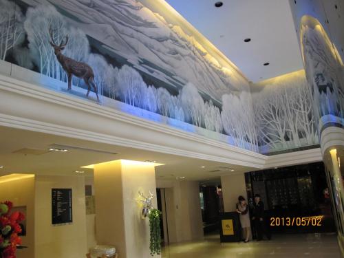 una pintura de un ciervo en el techo de un edificio en Beijing Changbaishan International Hotel, en Beijing