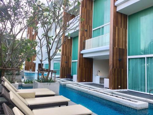 สระว่ายน้ำที่อยู่ใกล้ ๆ หรือใน Mida de Sea Residence Hua Hin