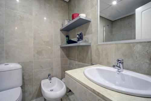 马尼尔瓦Apartamento 409 Marina Real Puerto de la Duquesa playa的带水槽和马桶的浴室