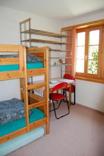 Cette chambre comprend 2 lits superposés et une table. dans l'établissement Londadusa Parterre, à Rueras