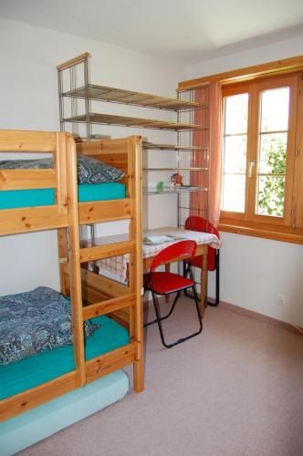 a room with two bunk beds and a table at Londadusa Parterre in Rueras