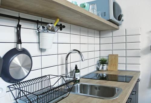 eine Küchenspüle mit einem Wäscheständer daneben in der Unterkunft Studio apartman Trešnjevka in Zagreb