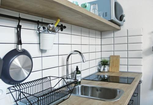 zlew kuchenny z wieszakiem na naczynia obok niego w obiekcie Studio apartman Trešnjevka w Zagrzebiu