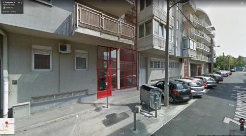 ulica z samochodami zaparkowanymi obok budynku w obiekcie Studio apartman Trešnjevka w Zagrzebiu