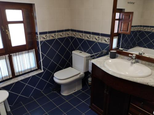 ニエンブロにあるCasa Guela Niembroのバスルーム(トイレ、洗面台付)