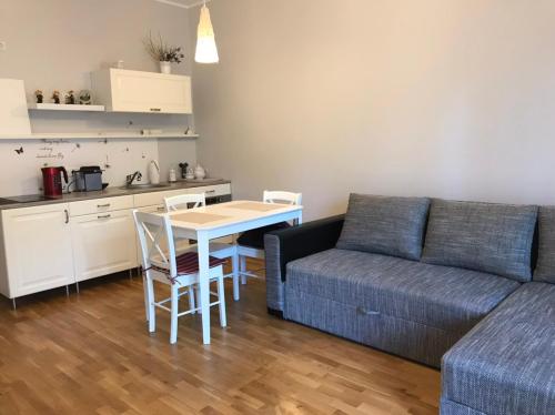 salon z kanapą i stołem oraz kuchnia w obiekcie Apartments in Vabaduse 72 w mieście Narva-Jõesuu