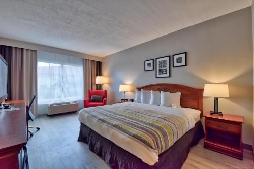 Кровать или кровати в номере Country Inn & Suites by Radisson Ocala Southwest