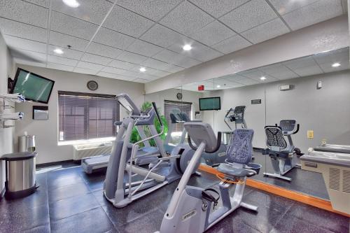 Фитнес-центр и/или тренажеры в Country Inn & Suites by Radisson Ocala Southwest